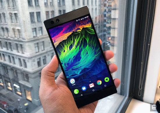 Ngoài tần số quét màn hình rất cao, màn hình chính của Razer Phone còn sử dụng tấm nền Sharp IGZO với kích thước 5,7 inch và có độ phân giải 2560 × 1440 pixel. Đó là tương đương các mẫu smartphone cao cấp hiện nay.