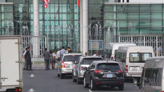 Lực lượng an ninh kiểm soát các xe trước khi vào cổng sân bay Nội Bài.