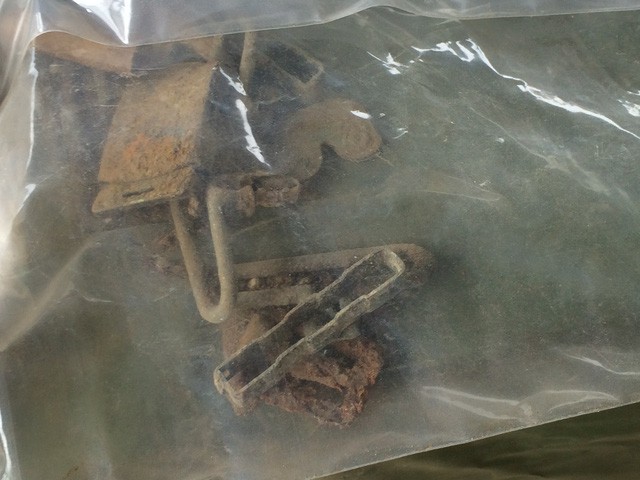 Một số di vật được tìm thấy tại khu vực tìm kiếm thời gian qua được xác định là của các liệt sĩ trong khu mộ tập thể được quy tập năm 1995