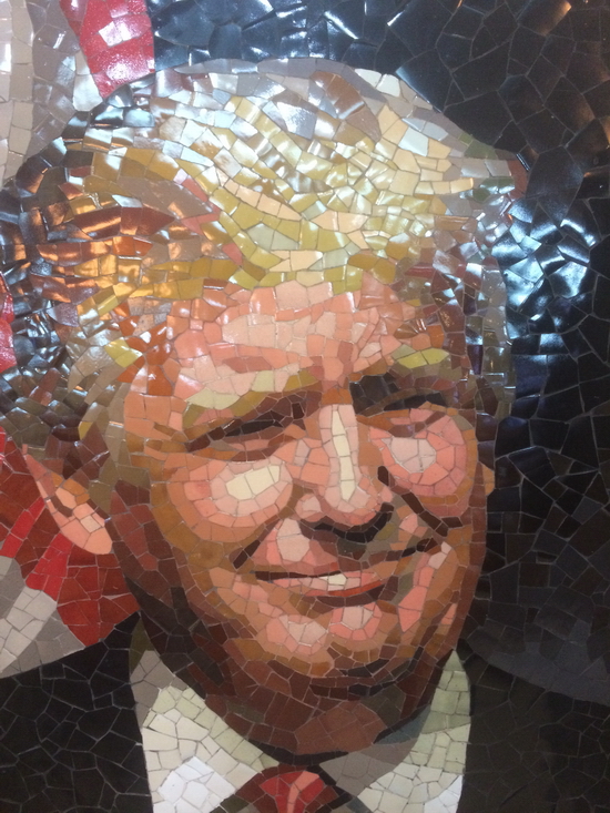 Chân dung Tổng thống Mỹ Donald Trump được ghép bằng gốm Đồng Nai
