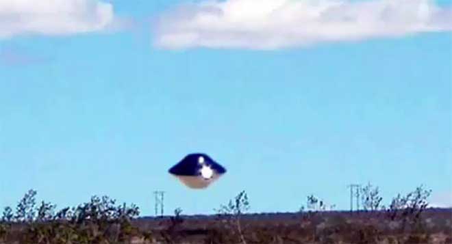 Bức ảnh UFO do Keith Bradshaw chụp được ngay trên căn cứ quân sự Mỹ.