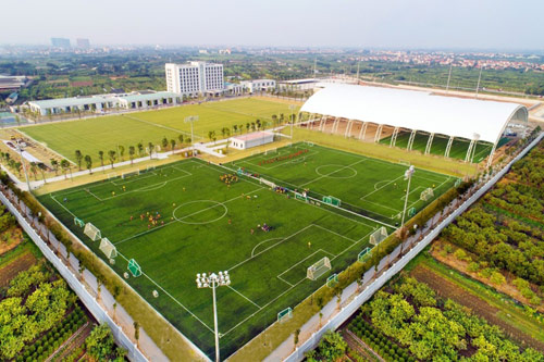 PVF Hưng Yên sở hữu hệ thống 1 sân thi đấu chính và 06 sân tập kích thước tiêu chuẩn 11v11 với mặt cỏ do FIFA Quality Prom chứng nhận.