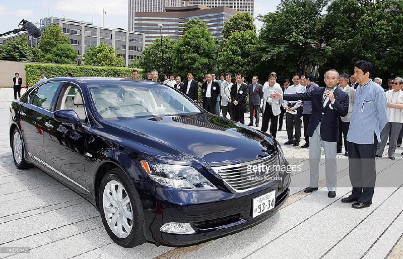 Thủ tướng Nhật Bản Shinzo Abe sử dụng chiếc siêu xe Lexus LS 600HL làm phương tiện đi lại chính thức. Đây là một phiên bản được thiết kế riêng cho nguyên thủ quốc gia dựa trên mẫu sedan hạng sang LS 600HL do Toyota sản xuất. Ảnh: Getty.