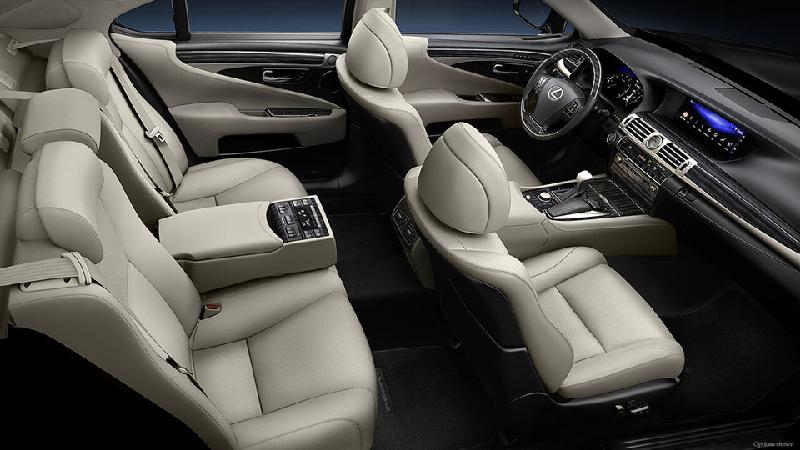 LS 600HL sở hữu nội thất cực kỳ sang trọng, bên trong xe được ví như khách sạn 5 sao. Ghế ngồi phía sau có tính năng massage. Lexus trang bị cảm biến đo nhiệt độ cabin và cơ thể để điều chỉnh hệ thống điều hòa hoạt động tối ưu nhất. Phiên bản thương mại của LS 600HL được đánh giá là một trong những sedan sang trọng nhất thế giới. Ảnh: Lexus.