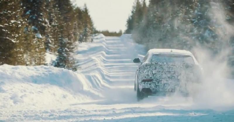 Lamborghini Urus thử nghiệm trên địa hình tuyết phủ trắng xóa.