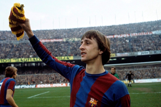 Johan Cruyff (Barcelona): Ông gia nhập Barcelona vào năm 1973, là người góp công lớn nhất giúp đội chủ sân Nou Camp thoát khỏi sự thống trị của Real Madrid, để đưa đội bóng lên ngôi vô địch La Liga sau 14 năm chờ đợi. Johan Cruyff cũng là người đưa triết lí Tiqui-Taca vào trong lối đá của Barca, để biến gã khổng lồ xứ Catalan trở thành một thế lực hùng mạnh sánh ngang với đại kình địch Real Madrid.