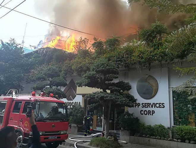 200 người dập đám cháy tại quán cà phê
