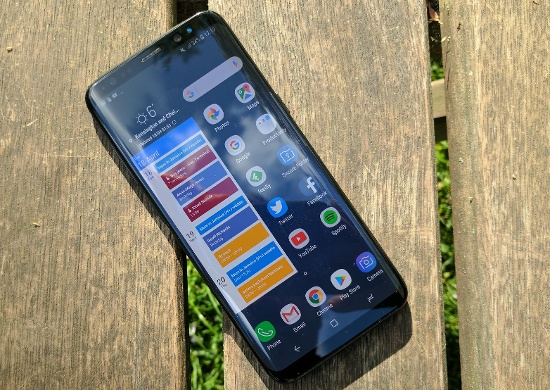 Samsung Galaxy S8: Thiết bị nổi bật với màn hình AMOLED hiển thị sắc nét với màu sắc ấn tượng, kết hợp với độ phân giải QHD + (2960 x 1440 pixel) để mang lại những trải nghiệm hình ảnh tốt nhất và chi tiết nhất trong game. 