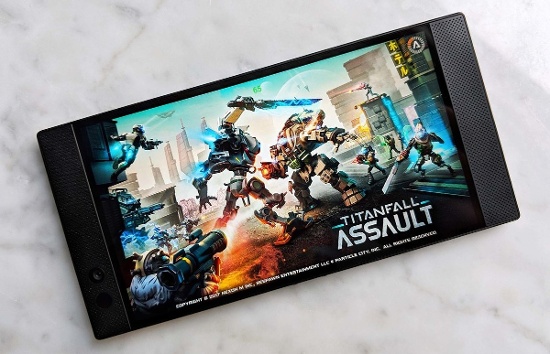 Để đảm bảo có thể chiến tất cả mọi loại game, Razer Phone đi kèm cấu hình và nhiều tính năng nổi bật. Thiết bị sở hữu màn hình 5.7 inch độ phân giải 1440 x 2560 pixel với dải màu rộng và sử dụng tỉ lệ màn hình truyền thống 16:9. 