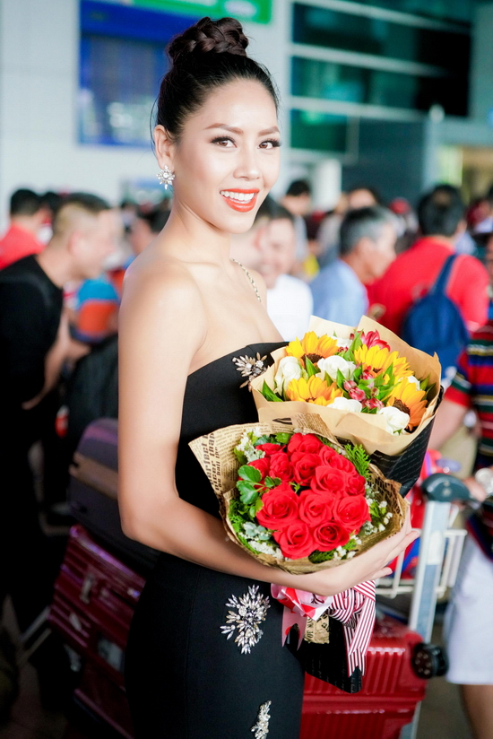 Á hậu Nguyễn Thị Loan xuất hiện rạng rỡ trong bộ váy màu đen họa tiết hoa, cùng kiểu tóc búi cao. Cô tươi tắn vẫy tay chào khán giả và hạnh phúc nhận những bó hoa tươi thắm từ người hâm mộ.