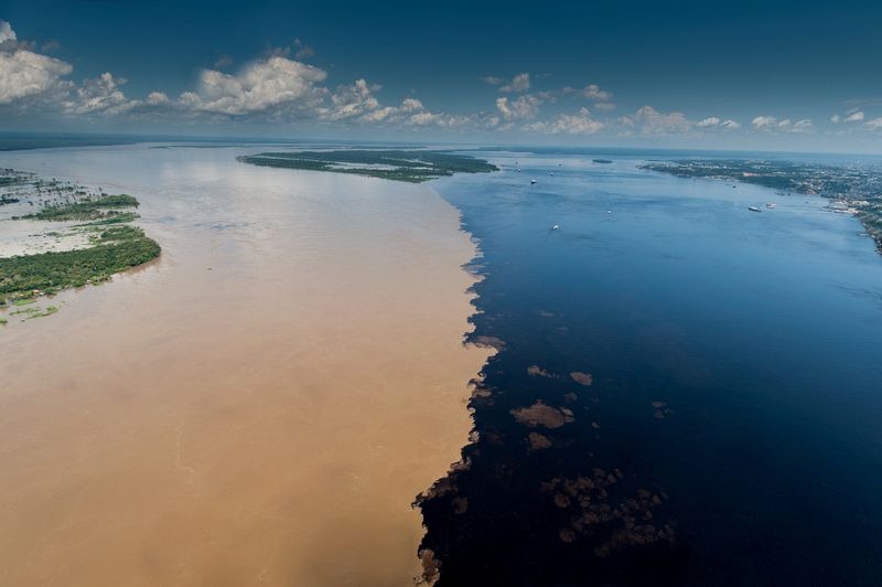 Cách thành phố Manaus ở miền bắc Brazil khoảng 10 km, dòng sông nước đen Rio Negro chảy qua thành phố và gặp sông Amazon có màu nước đục, nhưng nước của chúng không hòa lẫn vào nhau ngay lập tức.