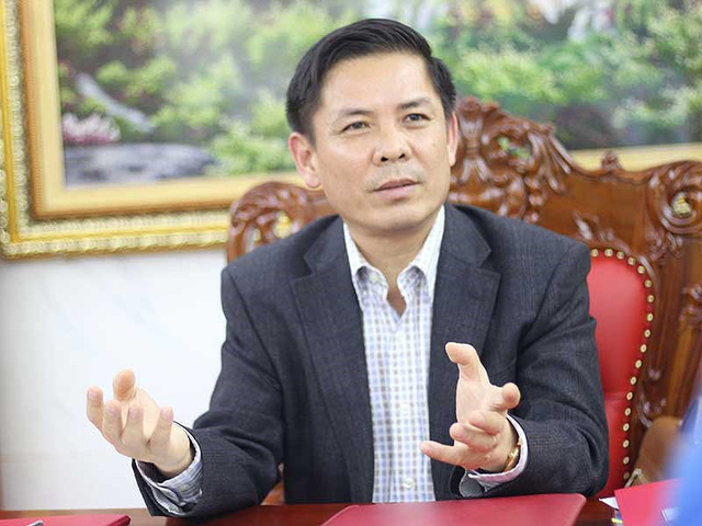 Bộ trưởng GTVT Nguyễn Văn Thể đang trao đổi với phóng viên. Ảnh: VIẾT LONG