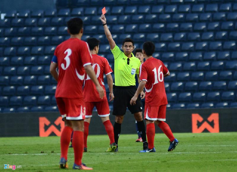 Cầu thủ U23 Triều Tiên van nài trọng tài để không nhận thẻ đỏ