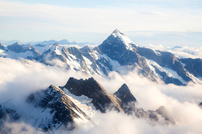 Với độ cao 3.700 m, Cook là ngọn núi cao nhất tại New Zealand. Nó từng được sử dụng làm bối cảnh cho bộ phim Chúa tể của những chiếc nhẫn và Hobbit.