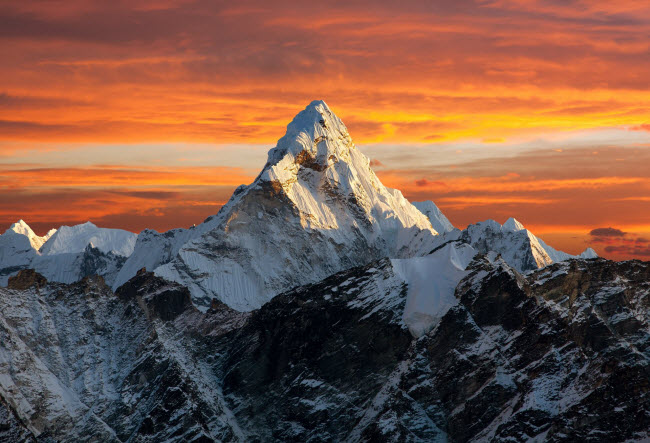 Ama Dablam là đỉnh núi thuộc dãy Himalayas ở Nepal. Điểm cao nhất của nó nằm cách mặt nước biển 6.800 m.
