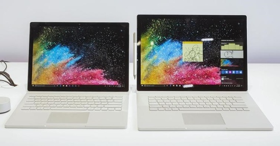 Bản 15 inch của Surface Book 2 có trọng lượng 1,9 kg, phần máy tính bảng là 0,82 kg. Model 13 inch cân nặng 1,53 kg và máy tính bảng là 0,59 kg. Cả hai đều có màn hình viền siêu mỏng với độ phân giải cao. Model lớn hơn có độ phân giải 3.240 x 2.160 pixe, trong khi bản 13 inch là 3.000 x 2.000 pixel. 