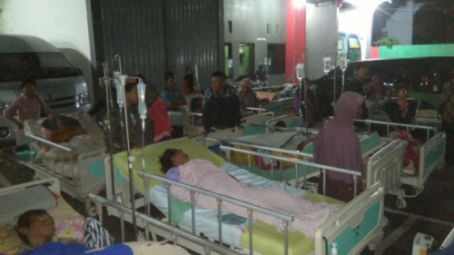 Bệnh nhân phải sơ tán khỏi một bệnh viện ở Trung Java. Ảnh: AFP.
