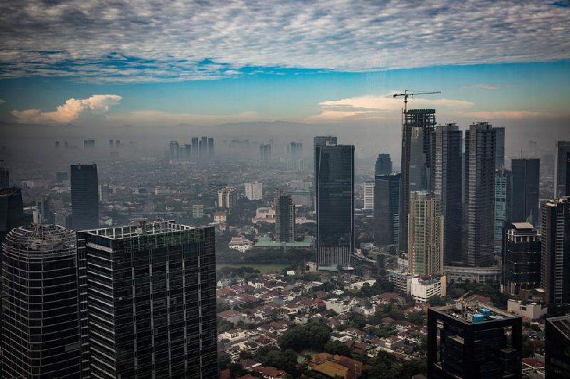 Biến đổi khí hậu khiến mực nước biển Java ngày càng dâng lên và thời tiết ở Jakarta ngày càng trở nên cực đoan. Hồi đầu tháng, một cơn bão tồi tệ đã biến đường phố Jakarta thành sông nước và khiến mọi thứ trong khu vực rộng lớn gần 30 triệu dân này bị ngưng trệ. Nhưng sự ấm lên toàn cầu hóa ra không phải là thủ phạm duy nhất đằng sau những trận lụt lịch sử ở thủ đô đất nước vạn đảo. Vấn đề là thành phố đang thực sự chìm xuống.