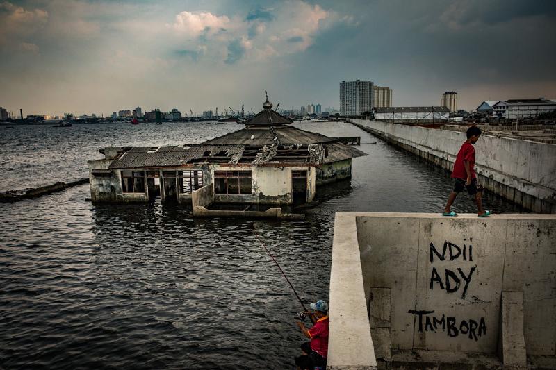 Các nhà thủy văn học nói rằng thành phố chỉ còn một thập kỷ để ngăn mình bị chìm. Viễn cảnh xấu nhất là phía bắc của Jakarta, với hàng triệu cư dân, sẽ chìm xuống dưới nước cùng phần lớn nền kinh tế 