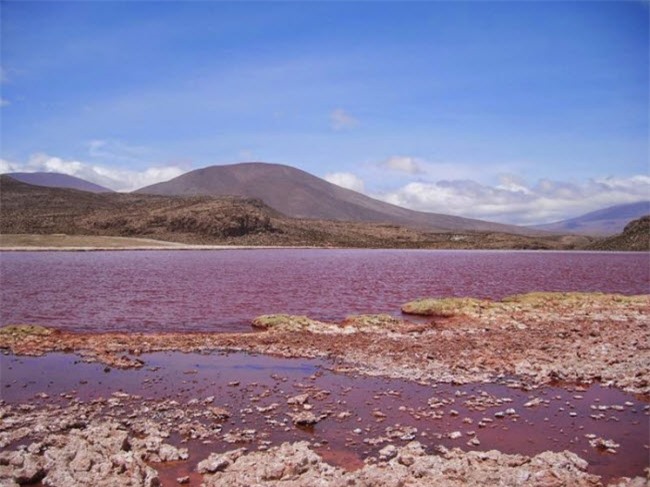 Nước trong hồ có màu đỏ bí ẩn, trông như là máu hay mực. Địa điểm này rất nổi tiếng với người dân địa phương, nhưng không nhiều du khách biết đến nó.