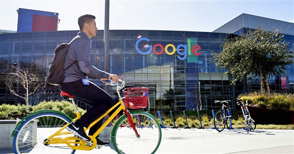 Google là gương mặt kế tiếp và nằm ở vị trí thứ 4. Từ năm 2012 đến nay, Google luôn có mặt trong danh sách này của Glassdoor. Từ thực phẩm miễn phí, lớp học nấu ăn, phòng tập thể dục, các nhà trị liệu xoa bóp, dịch vụ đưa đón đến trợ cấp giáo dục, Google đã dành tất cả cho nhân viên của mình. 