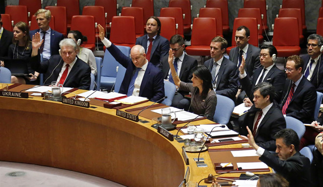 Đại diện các nước thành viên Hội đồng Bảo an biểu quyết để thông qua nghị quyết trừng phạt Triều Tiên hồi tháng 6. Ảnh: AP.