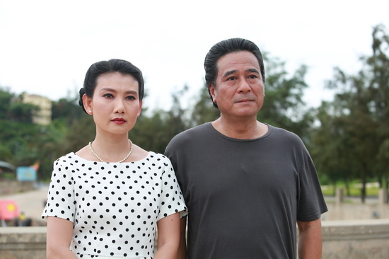 NSƯT Mỹ Uyên vào vai vợ ông Quang, một phụ nữ sắc sảo, có phần ghê gớm nhưng phải chấp nhận cảnh sống chung một mái nhà với tình cũ và đứa con riêng của chồng.