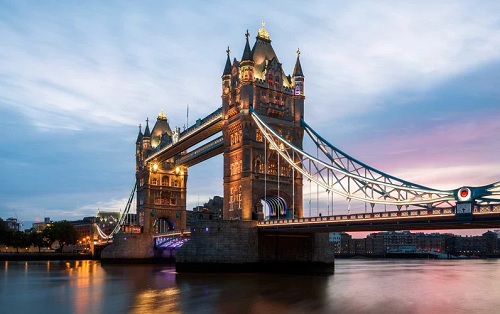 London, Anh Các công trình lịch sử cùng những kiến trúc hiện đại như Tòa nhà The Shard (tòa nhà cao nhất châu Âu cho đến 30/10/2012) thường xuyên xuất hiện trên Instagram trong năm qua.