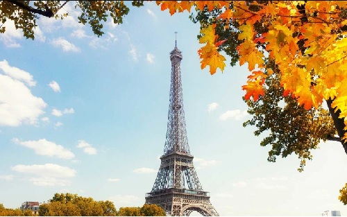 Paris, Pháp Tại thủ đô Paris, tháp Eiffel vẫn là điểm tham quan được chụp ảnh nhiều nhất trên Instagram, tiếp đến là bảo tàng Louvre cách đó không xa.