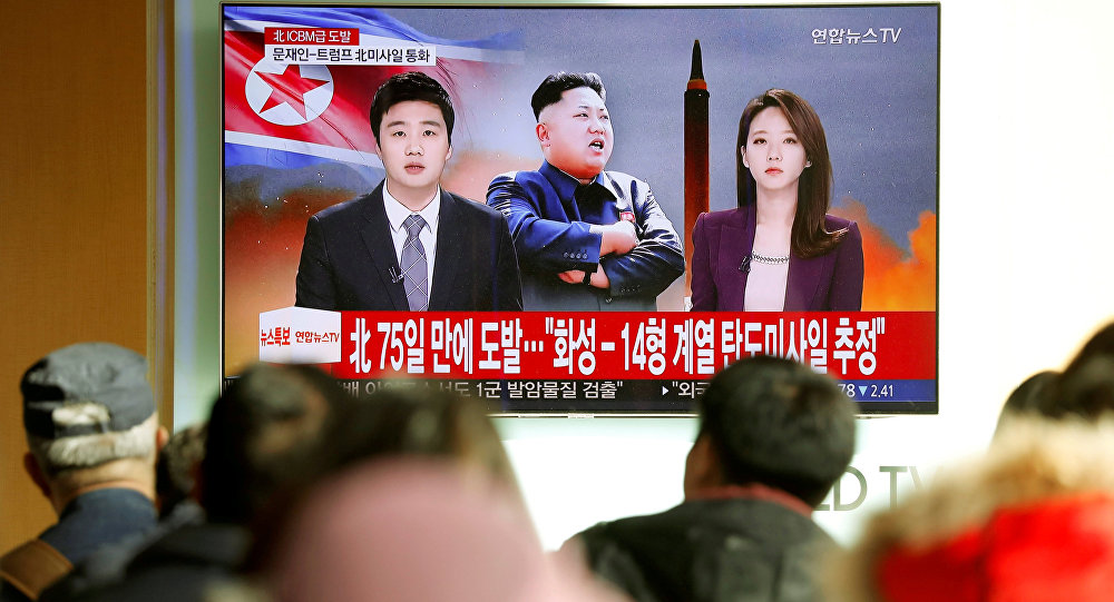 Người dân ở thành phố Seoul, Hàn Quốc, xem bản tin về vụ phóng tên lửa đạn đạo ngày 29.11 của Triều Tiên.