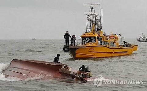 Tàu cá đâm trúng tàu chở dầu, 7 người mất mạng