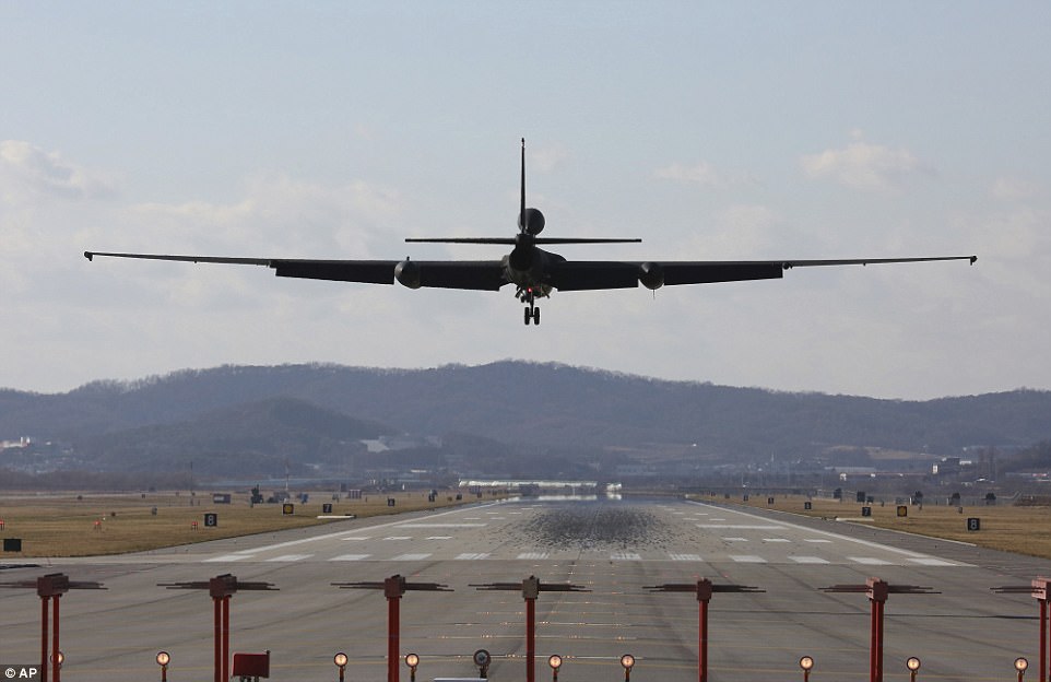 Một máy bay do thám U-2 của Không quân Mỹ chuẩn bị hạ cánh ở Căn cứ Không quân Osan của Mỹ ở Pyeongtaek, Hàn Quốc ngày hôm qua (4/12).