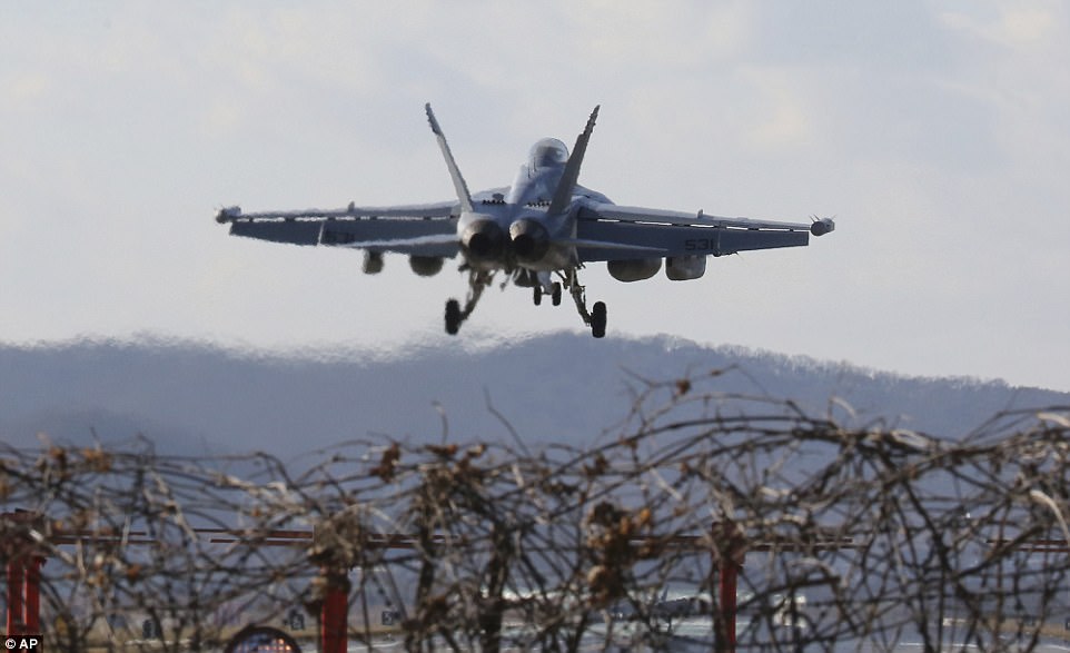 Một chiến đấu cơ EA-18G Growler của Không lực Mỹ chuẩn bị hạ cách ở Căn cứ Osan ở Pyeongtaek