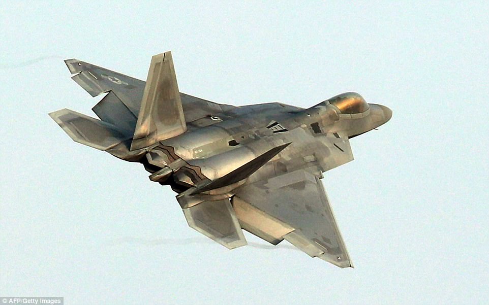 Một chiếc F-22 Raptor của Mỹ bay qua một căn cứ không quân của Hàn Quốc ở Gwangju trong một màn diễn tập trong cuộc tập trận.