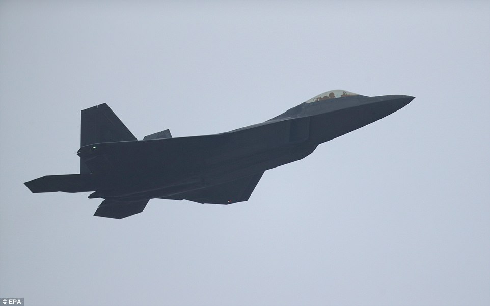 Triều Tiên cảnh báo, cuộc tập trận sẽ đẩy bán đảo Triều Tiên đến “bờ vực một cuộc chiến tranh hạt nhân”. Trong ảnh là một chiến đấu cơ F-22 Raptor của Mỹ.