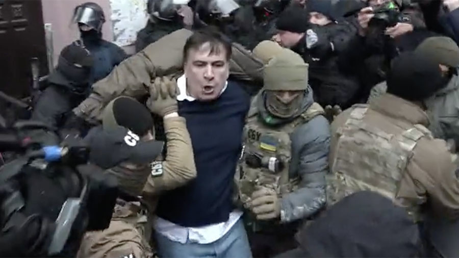 Cựu Tổng thống Gruzia Mikhail Saakashvili bị cảnh sát Ukraine lôi đi