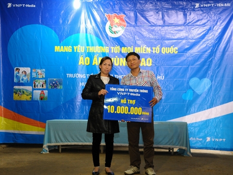 Thay mặt lãnh đạo Tổng công ty VNPT-Media, Phó Chủ tịch Công đoàn Tổng công ty Nguyễn Xuân Hảo trao tặng 10 triệu đồng cho Ban Giám hiệu Nhà trường để cải tạo cơ sở vật chất và trang thiết bị phục vụ công tác dạy và học của Nhà trường.