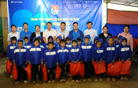 Đại diện Lãnh đạo xã Pá hu, Đoàn Thanh niên: VNPT-Media, VNPT trên địa bàn Yên Bái trao áo khoác, ủng và tất cho các em học sinh