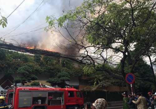 Hà Nội: Cháy dữ dội tại quán cafe trên đường Phan Kế Bính