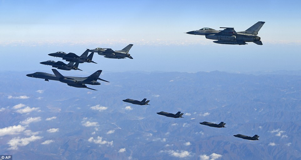 Màn diễn tập tấn công có sự tham gia của máy bay ném bom B-1B và chiến đấu cơ F-22 Raptor ngày hôm qua