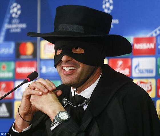 HLV Fonseca trong trang phục của nhân vật Zorro đình đám