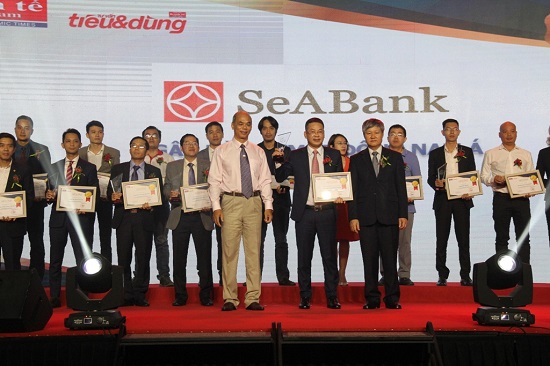 Ông Nguyễn Ngọc Quỳnh – Phó Tổng Giám đốc SeABank đại diện ngân hàng nhận giải thưởng “Top 100 sản phẩm/ dịch vụ được Tin & Dùng năm 2017”