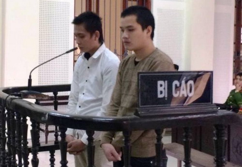 Bị cáo Lang Văn Tuấn và Lô Văn Tài tại phiên tòa. Ảnh N.B