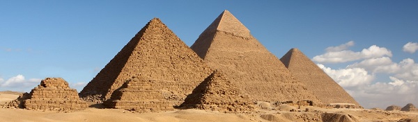 Kim tự tháp đồ sộ Khê- ốp (Kheops), một trong 7 kỳ quan của thế giới cổ đại, là kim tự tháp lớn nhất trong 3 kim tự tháp chính được xây dựng bằng sức người.@Migola Travel