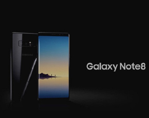 Samsung Galaxy Note 8 (khoảng 22,4 triệu đồng). Sản phẩm có màn hình lớn 6,3 inch bao chùm toàn bộ mặt trước của điện thoại và hai cạnh bên cong.