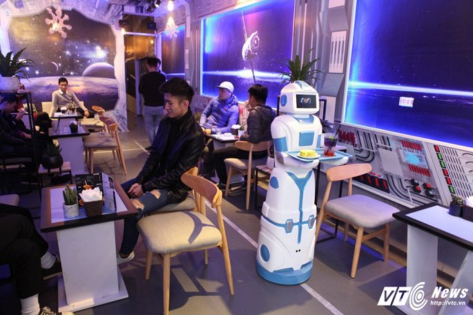 Nàng robot giá 200 triệu đồng làm nhân viên bưng bê cafe ở Hà Nội