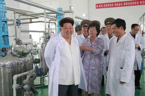 Lãnh đạo Triều Tiên Kim Jong Un đến thăm viện công nghệ sinh học ở thủ đô Bình Nhưỡng, Triều Tiên. Ảnh: AFP