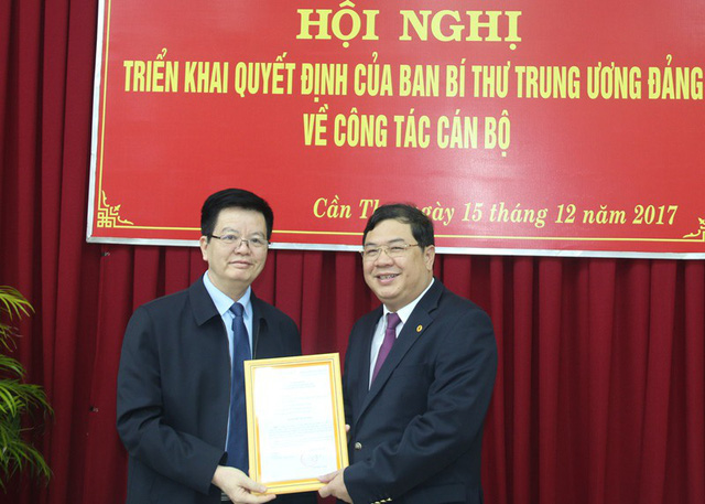 Ông Mai Văn Chính - uỷ viên Ban chấp hành Trung ương Đảng, Phó trưởng Ban Tổ chức Trung ương trao quyết định cho ông Phạm Gia Túc