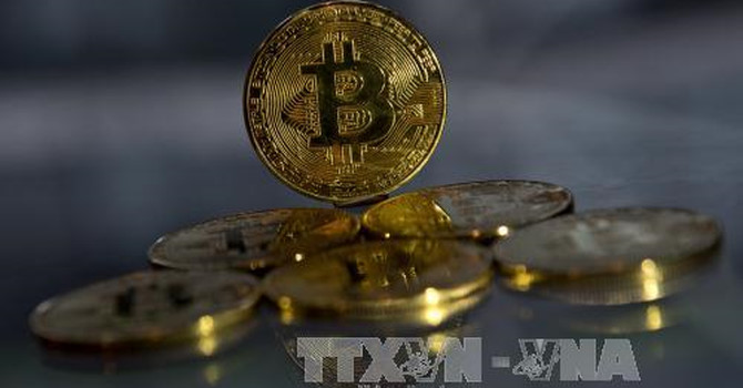 Đồng tiền ảo Bitcoin mạ vàng tại London, Anh ngày 20/11. Ảnh: AFP/TTXVN