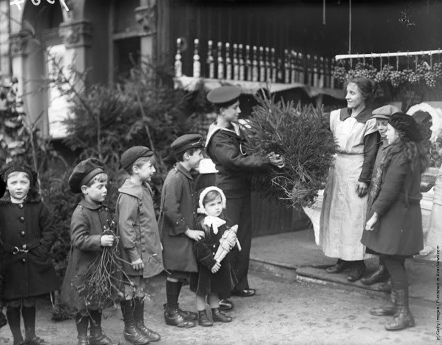 Vào dịp Giáng sinh, ngoài cây thông, tầm gửi cũng là một trong những mặt hàng bán chạy. Trong ảnh là một nhóm trẻ em đứng trước cửa hàng bán các mặt hàng phục vụ Giáng sinh năm 1918.